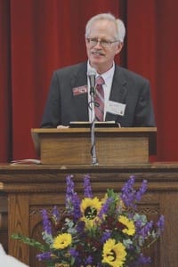 Dave Linscheid addresses his final Alumni Banquet as director of alumni relations.